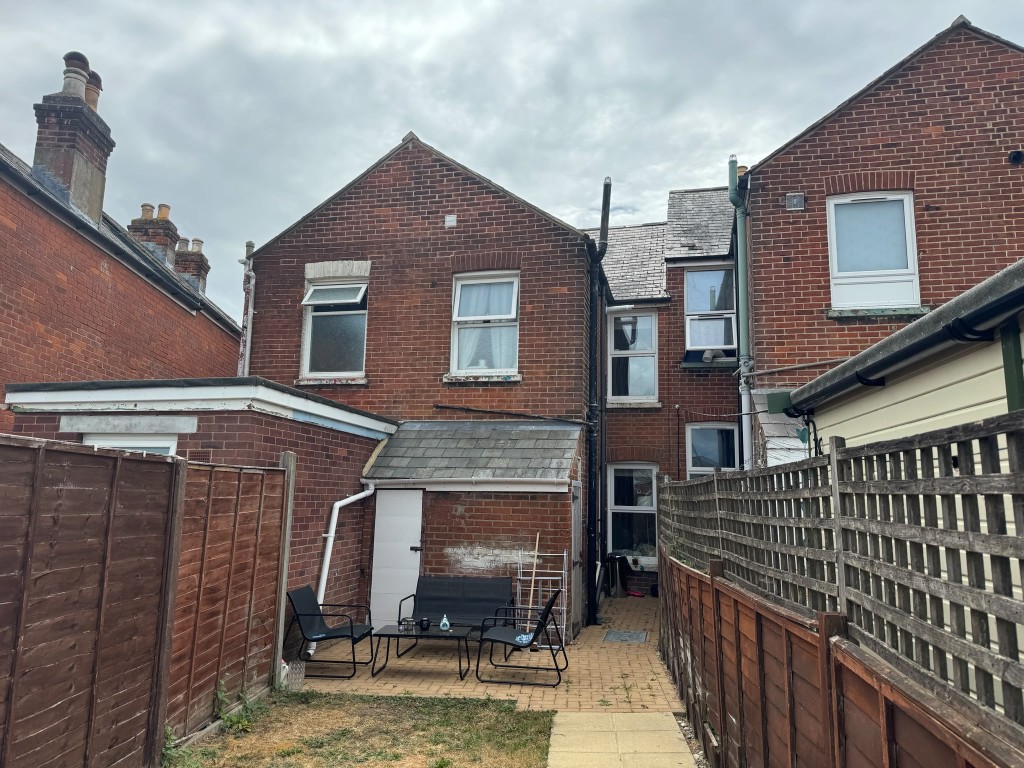 Lot: 149 - TWO-BEDROOM MID-TERRACE HOUSE FOR INVESTMENT - Rear elevation showing garden